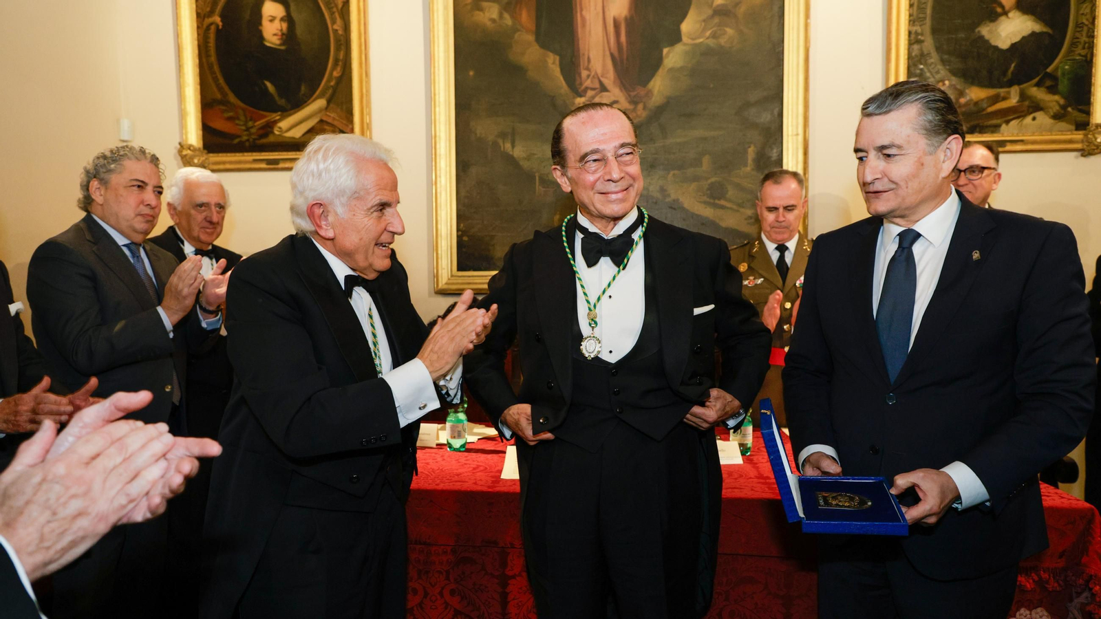 Las imágenes del ingreso en la Academia de Ciencias Sociales y del Medio Ambiente, Antonio Vázquez, apadrinado por José Damián Bogas