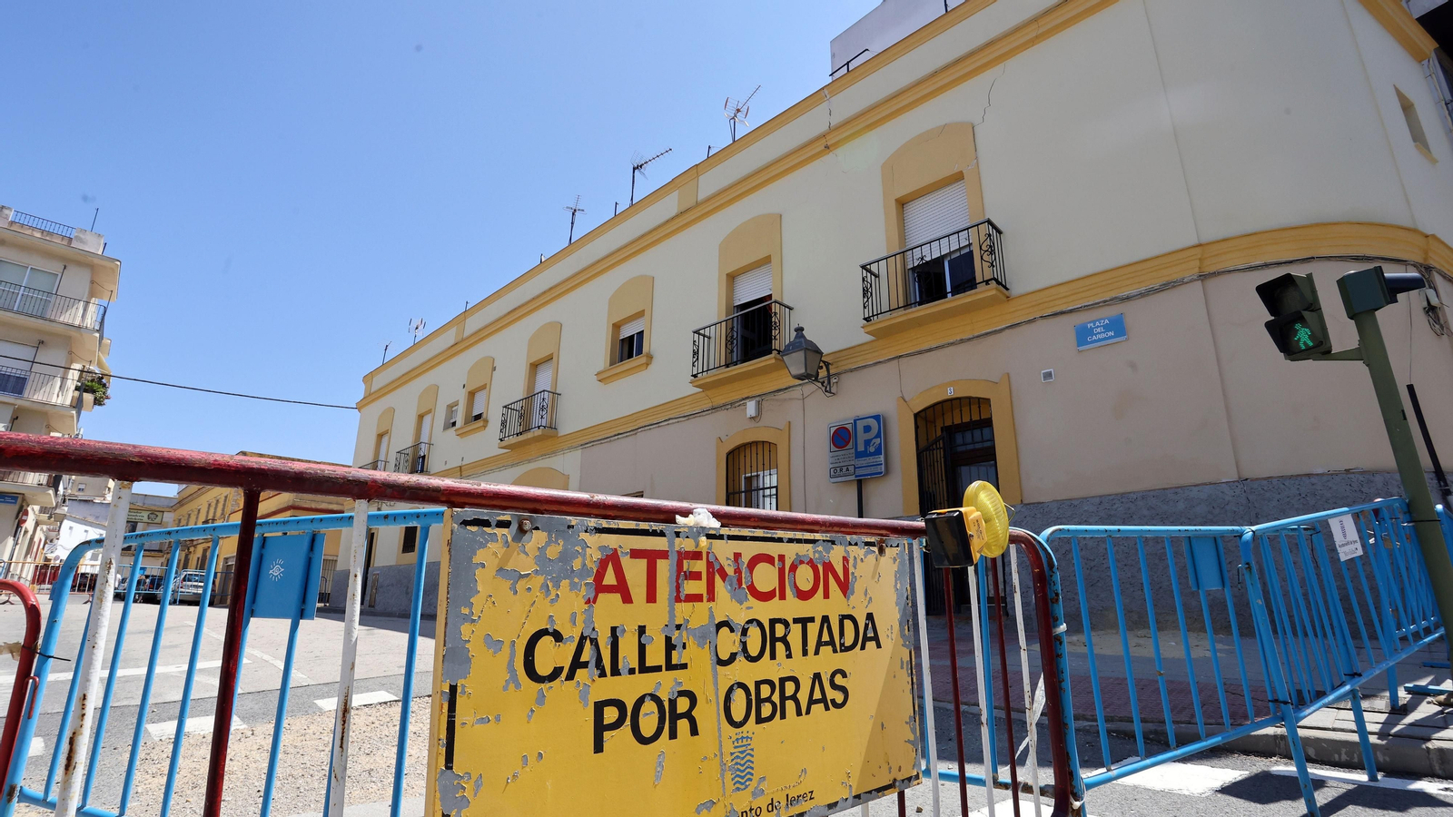 Imagen de la plaza del Carbón, cortada por los hundimientos en la calzada.