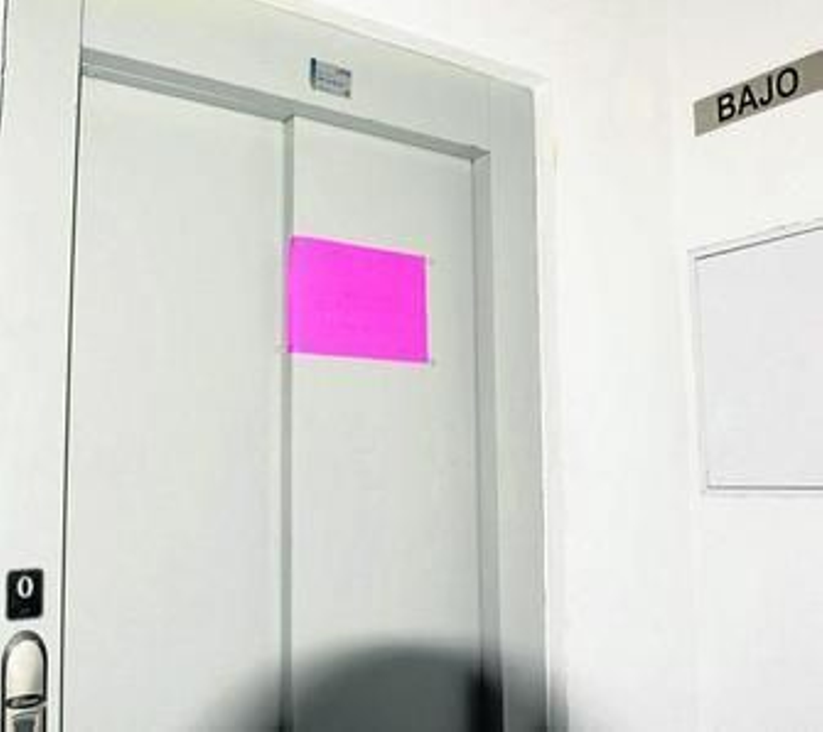 Cartel que anuncia la avería del ascensor del bloque 1A, de siete plantas.