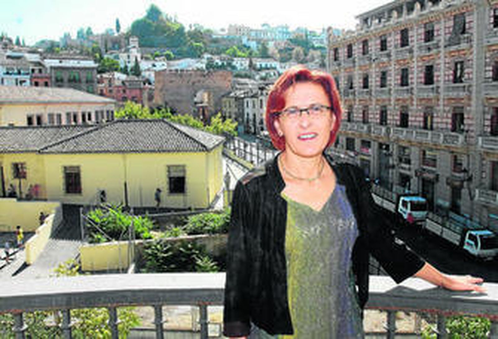 La delegada Ana Gámez, desde uno de los balcones de La Normal, donde tiene su sede la Delegación de Educación.
