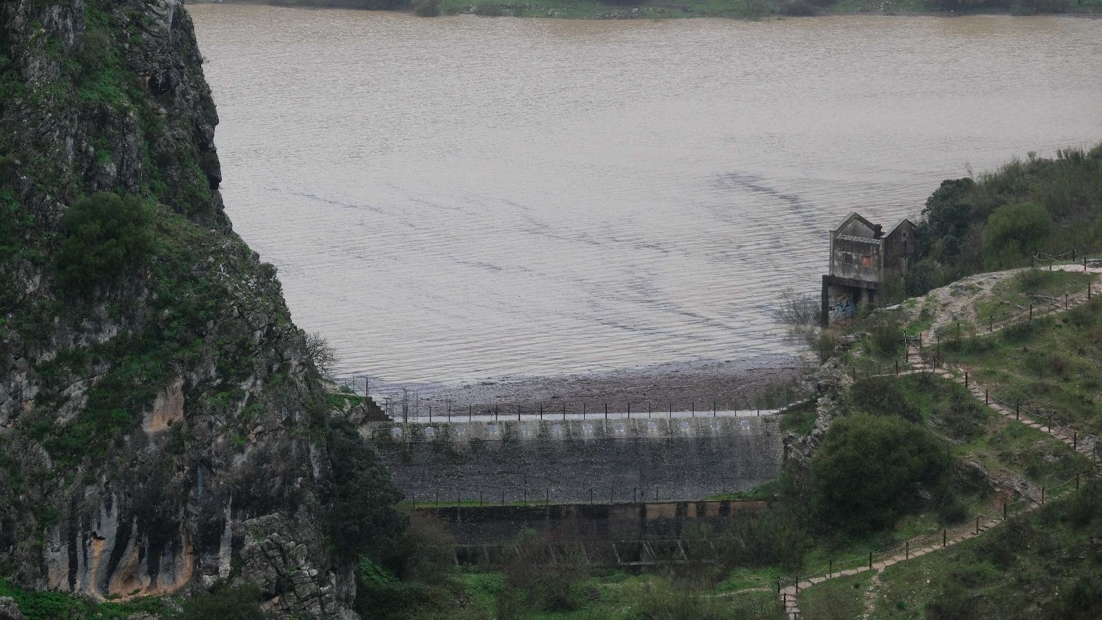 Presa de los Caballeros cerca de desbordar.