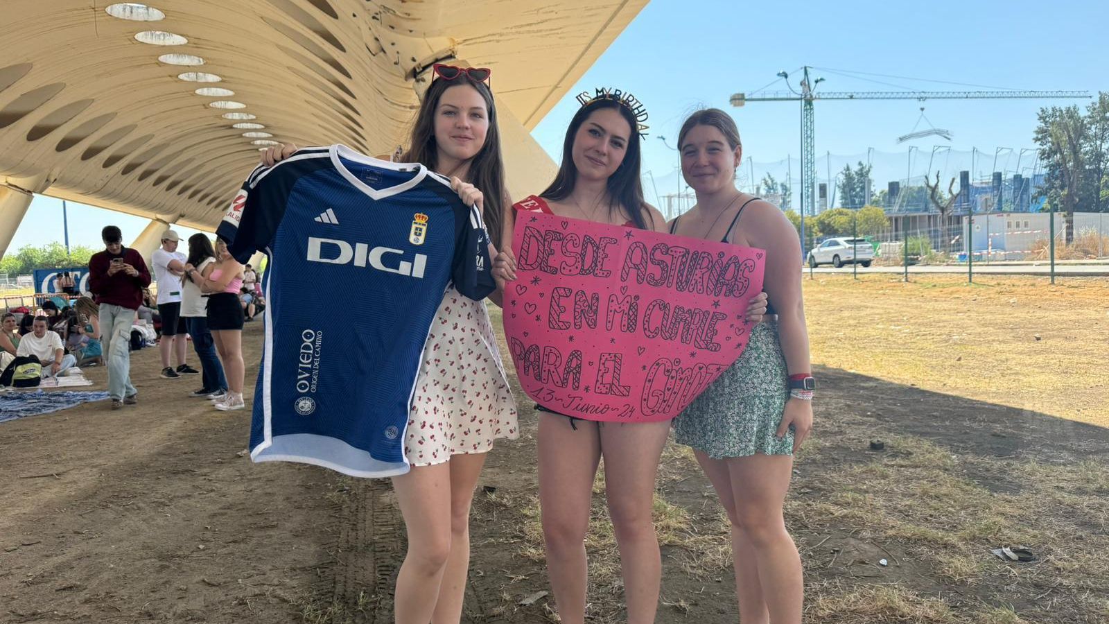 Chicas en la cola del concierto de OT