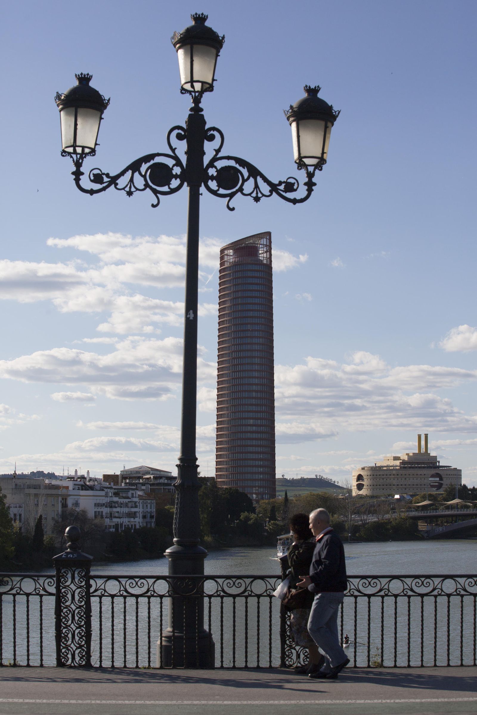 Torre Sevilla, vista desde el Puente de Triana.