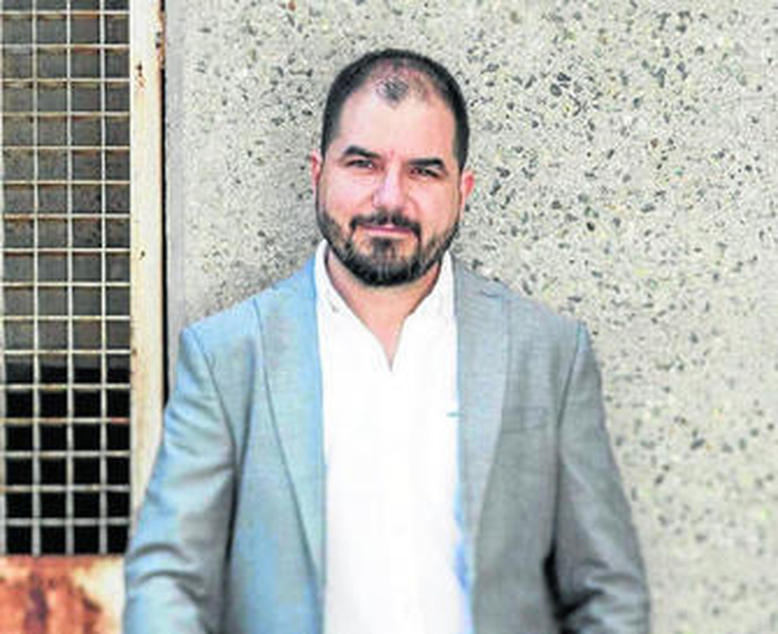 Manuel Moreno reúne las meteduras de pata más curiosas en las redes sociales en un libro.