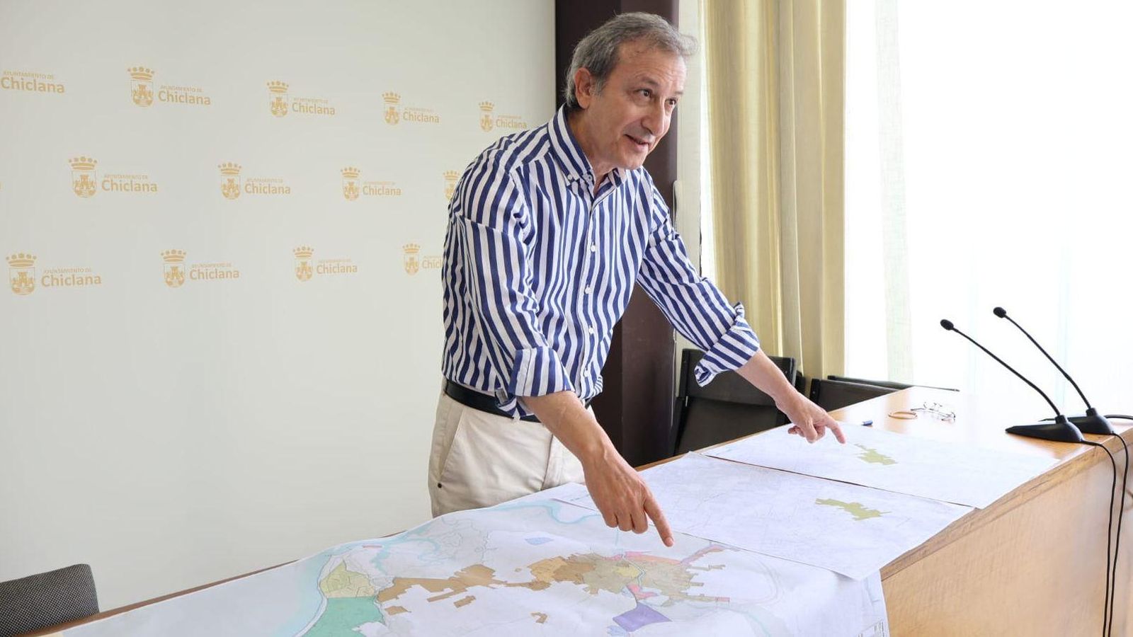 El delegado de Urbanismo explica el Plan de Ordenación Urbana.