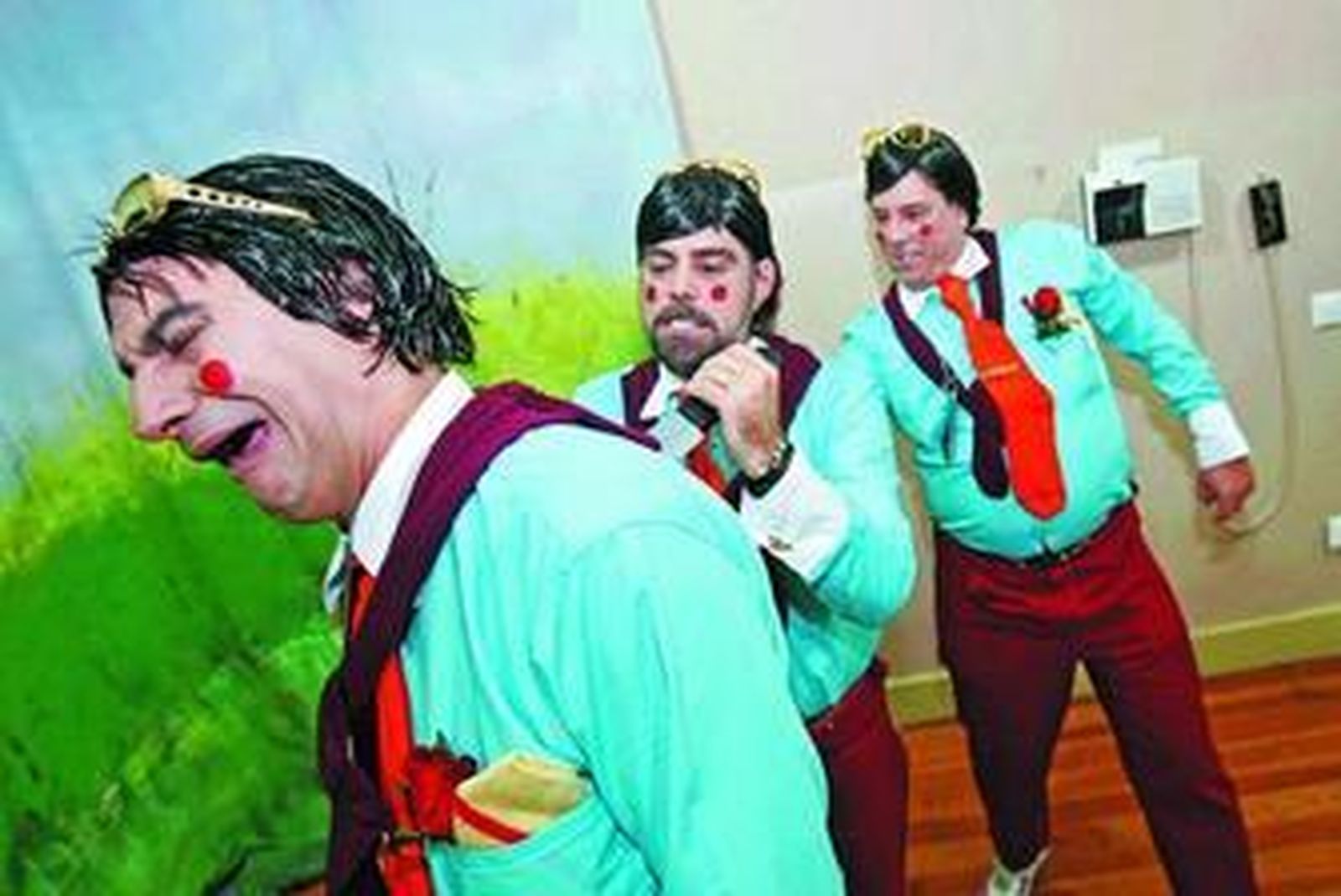 El Cabra es apuñalado por Paco Jiménez Collar en presencia de otro componente de 'Los falsos'.