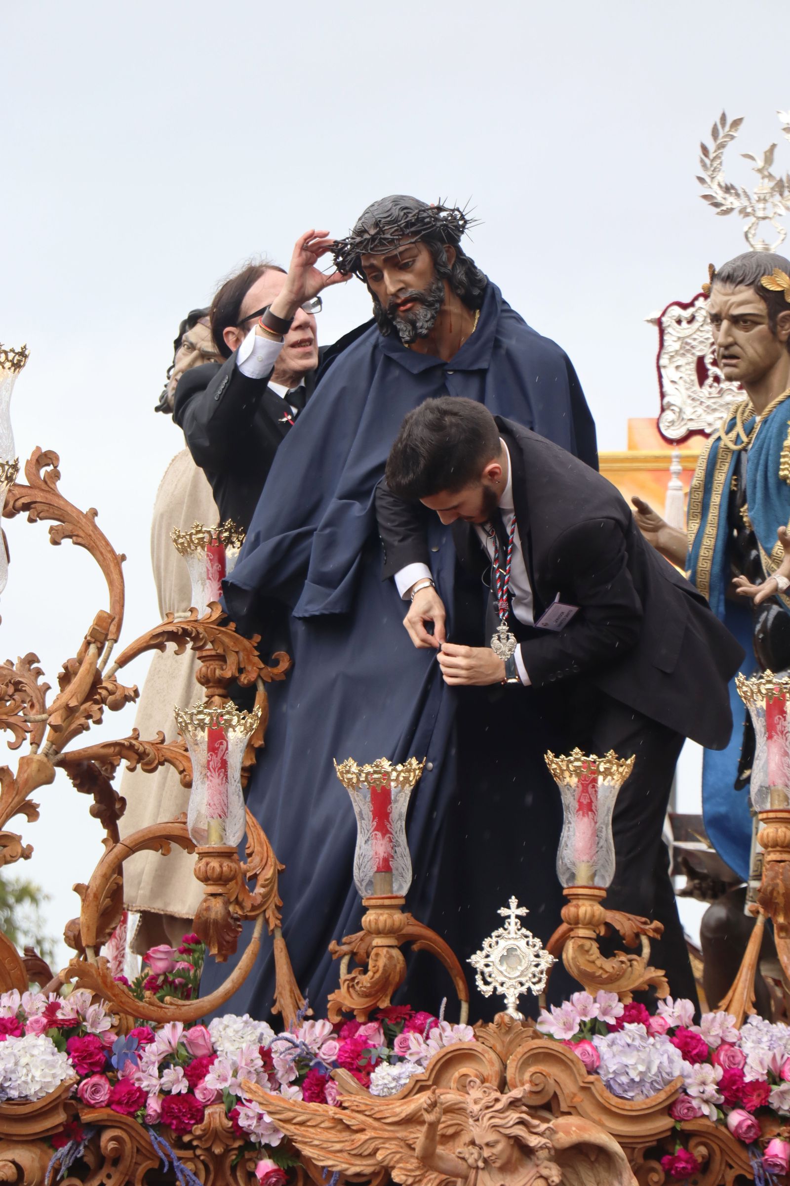 Las mejores imágenes del Martes Santo en Huelva: La Hermandad de La Sentencia