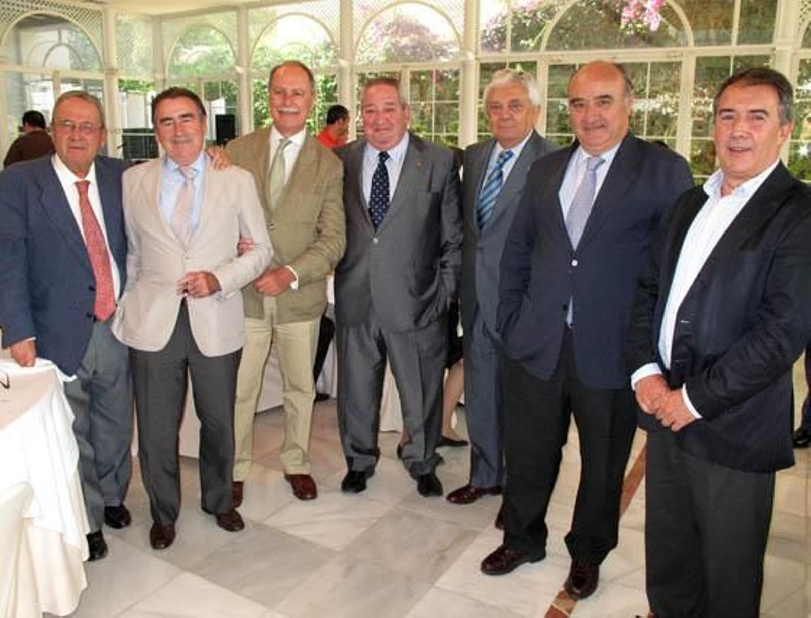 José Manuel Hernández (UCC), Joaquín y Adolfo Ladón de Guevara; Isacín Muga, Francisco Herrero, presidente de la Cámara de Comercio; y los empresarios Filomeno de Aspe y Adolfo Díaz Santamaría

Foto: Victoria Ramírez