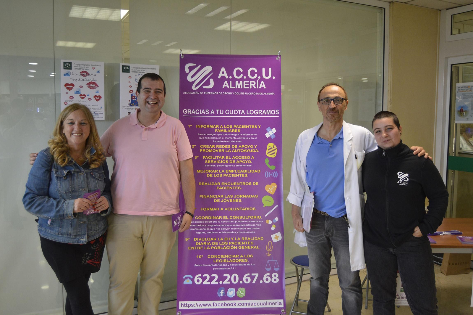 Miembros de la Asociación de Enfermos de Crohn y Colitis Ulcerosa de Almería, junto al director de la UGC de Digestivo, José Luis Vera.
