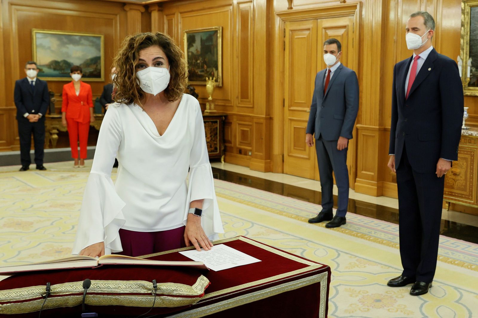 La ministra de Hacienda, María Jesús Montero, que asume también la Función Pública, promete su cargo ante el Rey Felipe VI