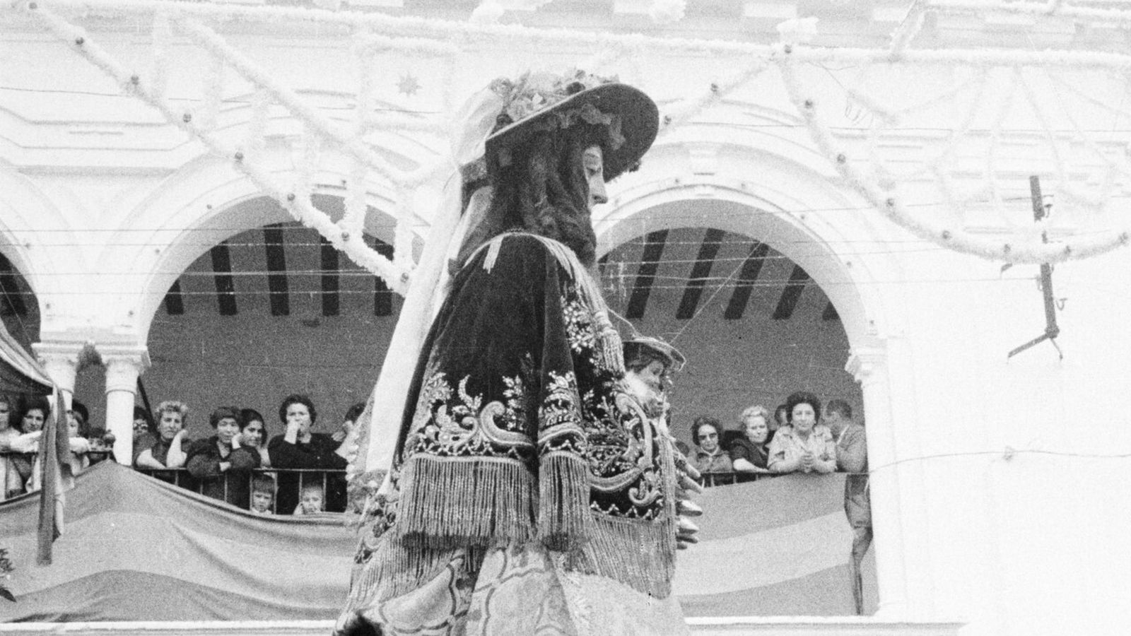 La Virgen del Rocío delante del Ayuntamiento de Almonte. Venida de 1963.