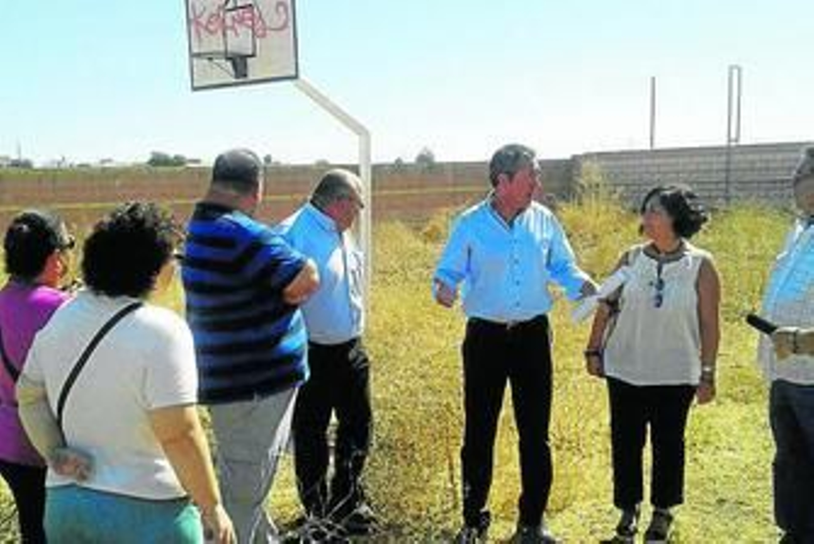 Juan Espadas y Eva Patricia Bueno en el centro deportivo abandonado