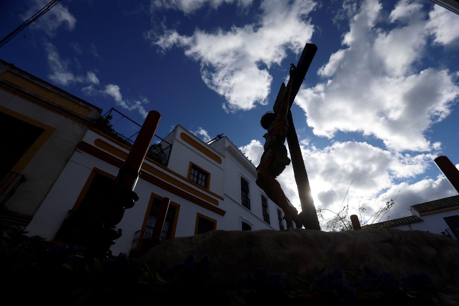 La procesión de la Universitaria en este Martes Santo de Córdoba, en imágenes