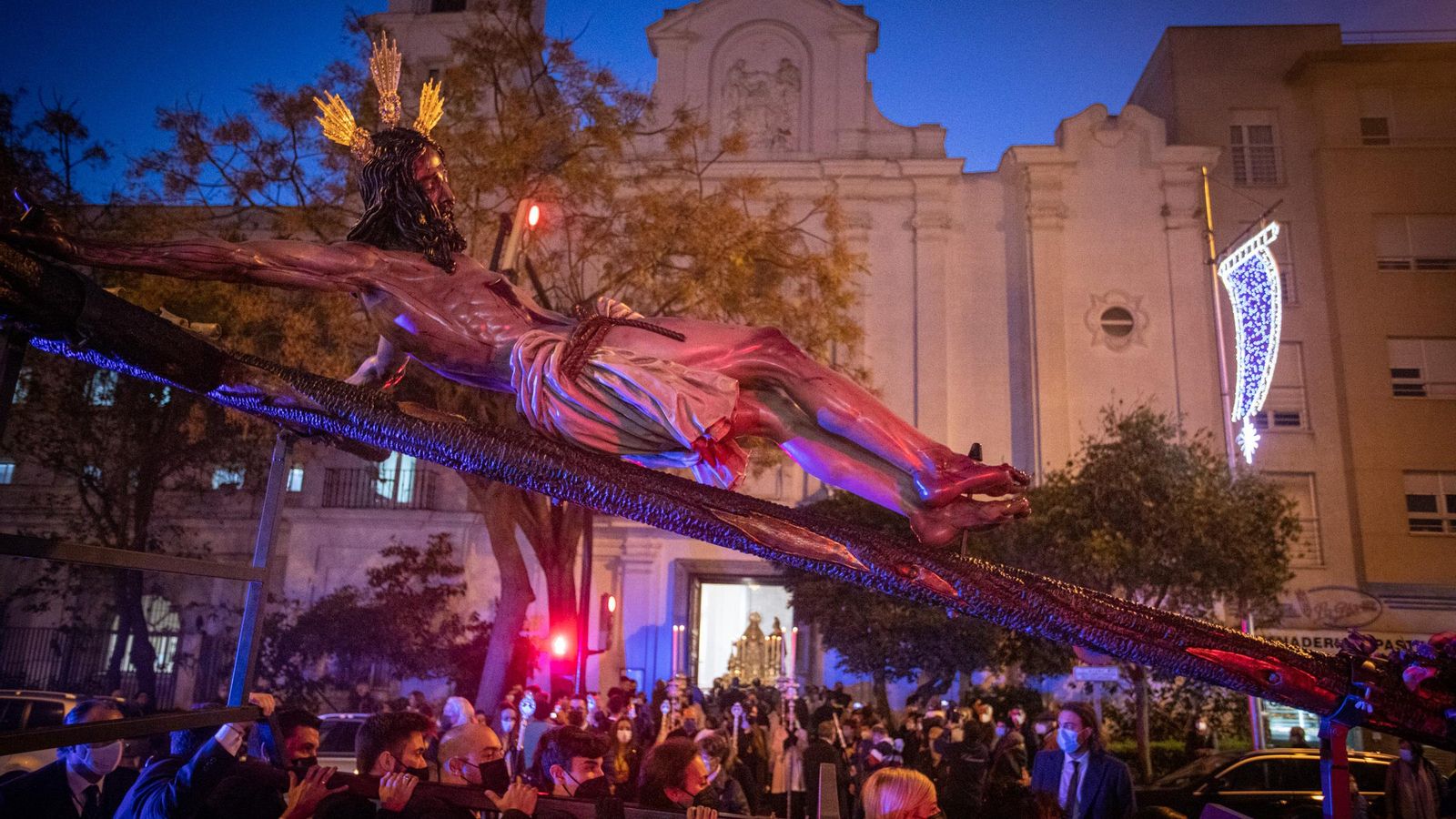 El Cristo de Las Aguas, poco después de salir de la iglesia del Pilar.