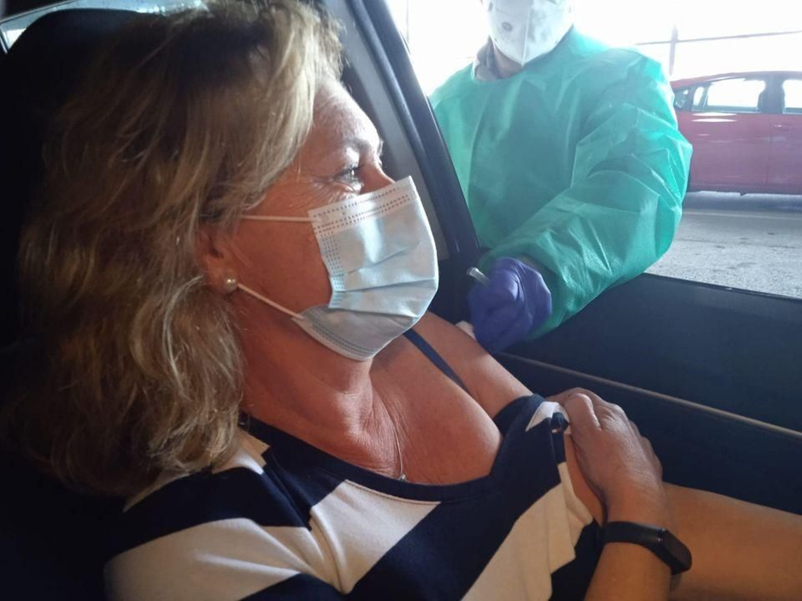 Una auxiliar de ayuda a domicilio recibe la primera dosis de la vacuna.