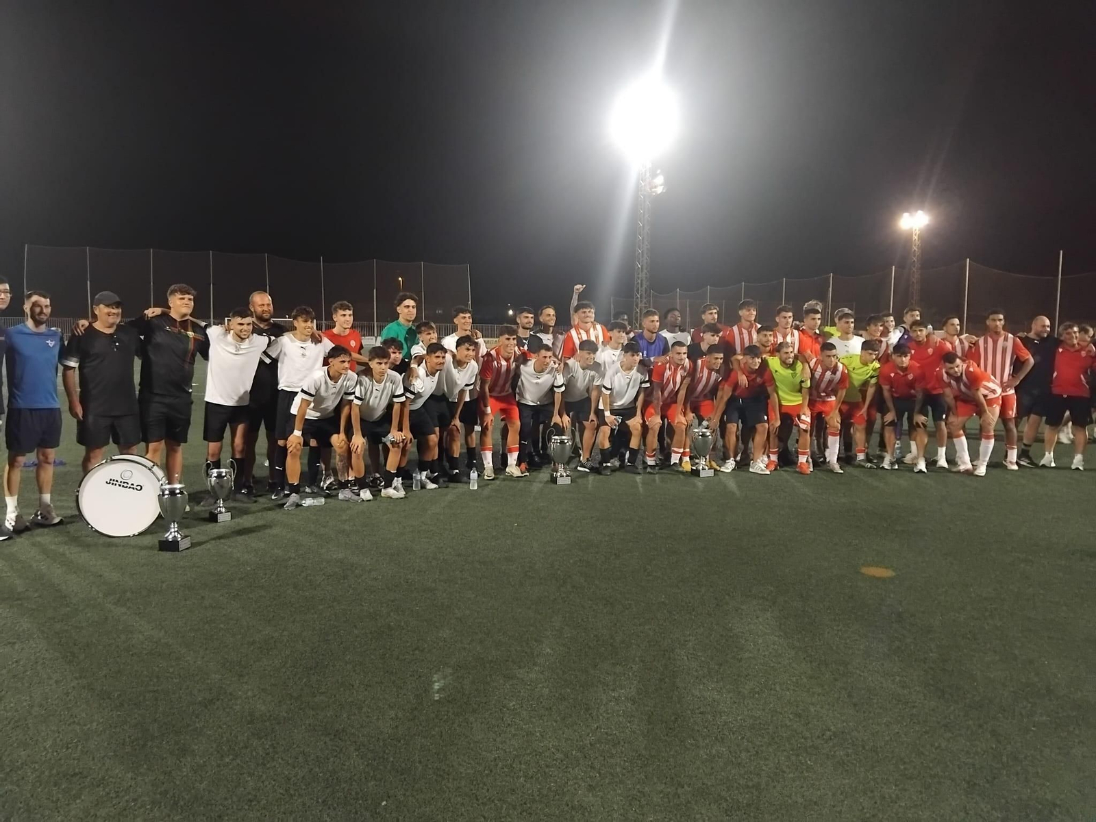 Foto de familia con los equipos participantes al término de la final que enfrentó al Almería B y a La Cañada.