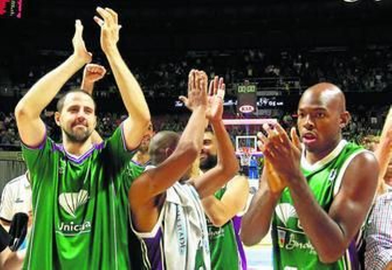 Gabriel y Green saludan al público.