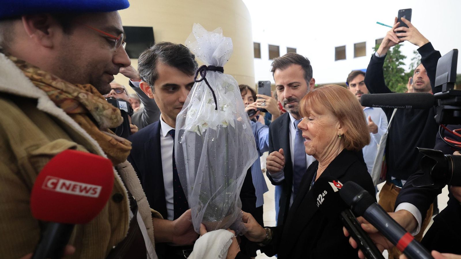 Cristophe Brunel, profesor de arte dramático aficionado de Gisèle Pelicot, le regala un ramo de orquídeas a la salida de la sesión.