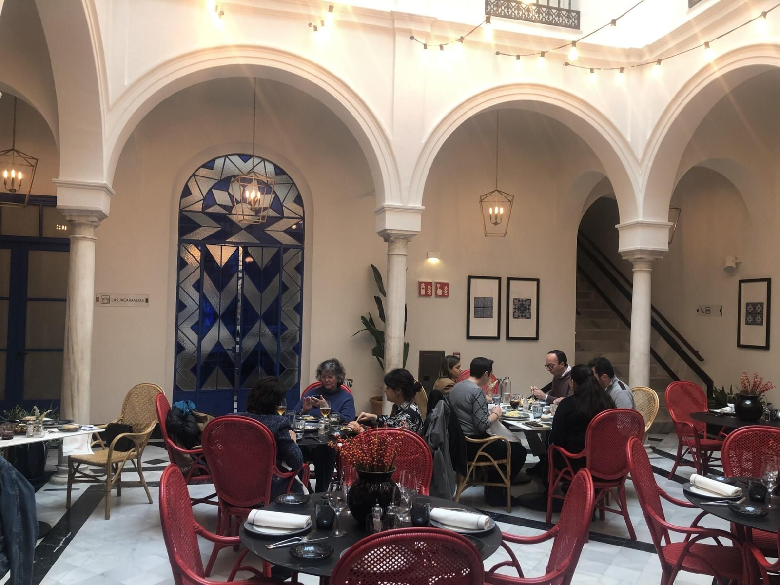 El patio del restaurante La Despensa de Molviedro.