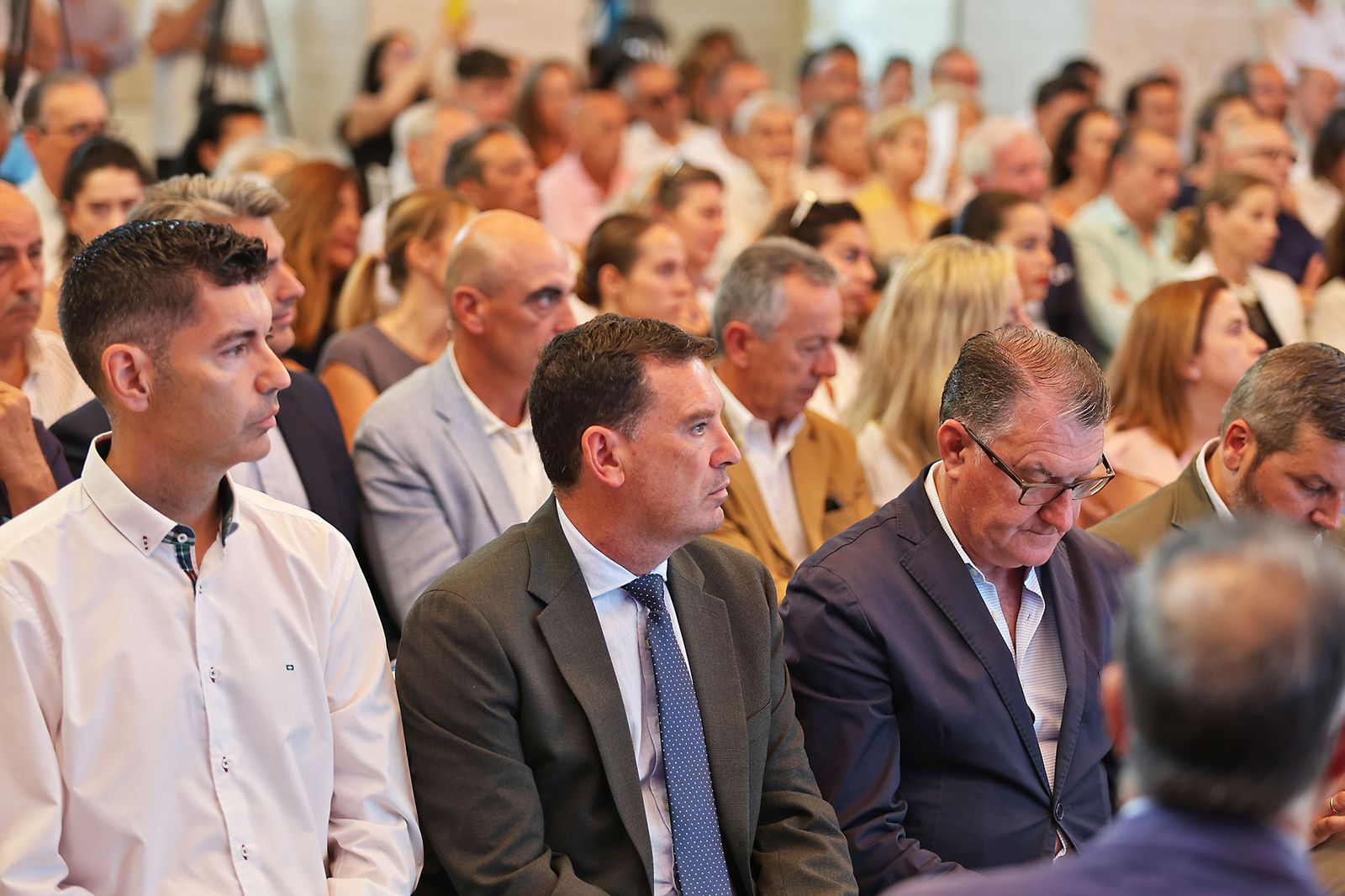 Imágenes de la celebración del primer aniversario del Gobierno Local de Pilar Miranda en el consistorio onubense.