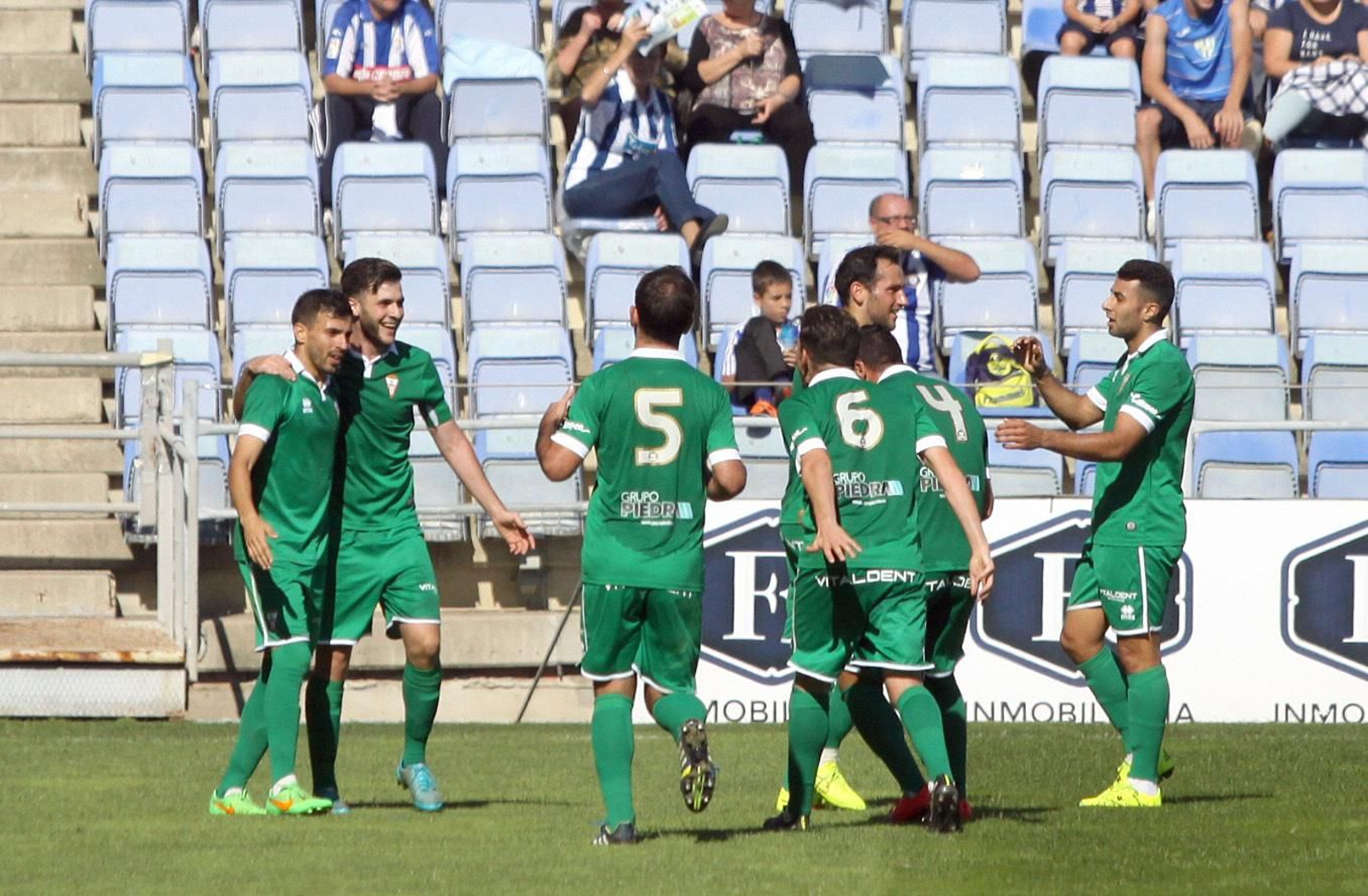 Melchor, abrazado por Iván, celebra su gol en Huelva.