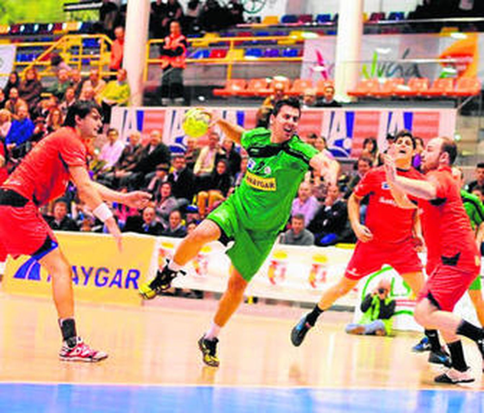 Gerard Espigol lanza en seis metros.