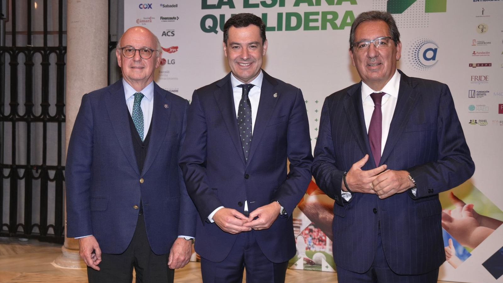 El presidente de la Junta, Juanma Moreno, junto Aldo Olcese y Antonio Pulido, en la clausura del Congreso.