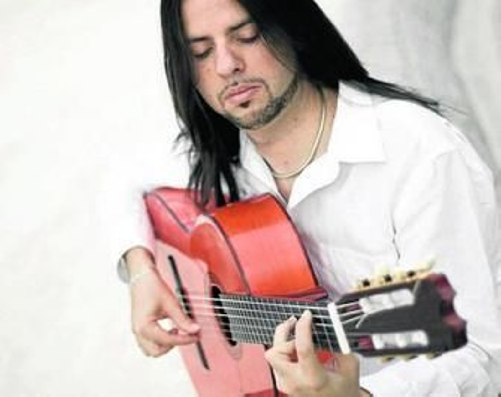 Flavio Rodrigues, con su guitarra. Flavio Rodrigues, con su guitarra.