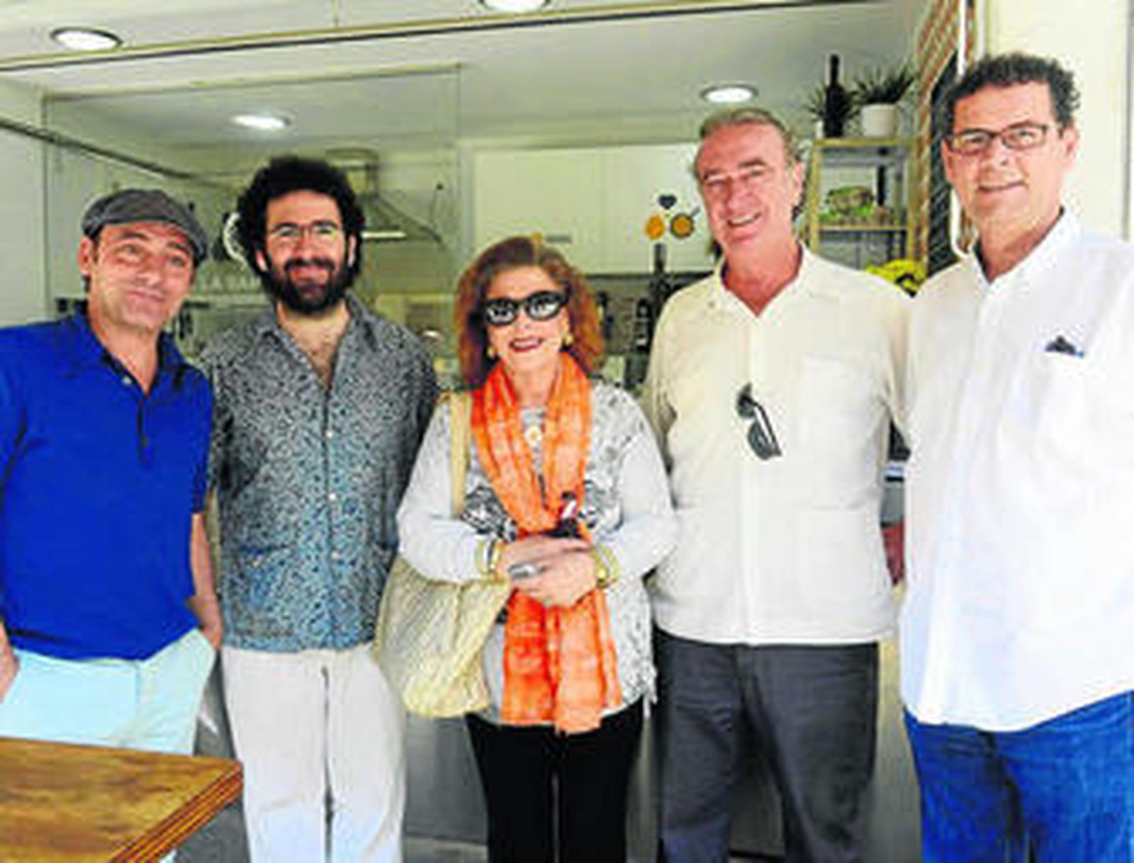 Toni Zenet y Antonio Romera 'Chipi' junto con Mariana Cornejo y miembros de la chirigota Los Guatifó.