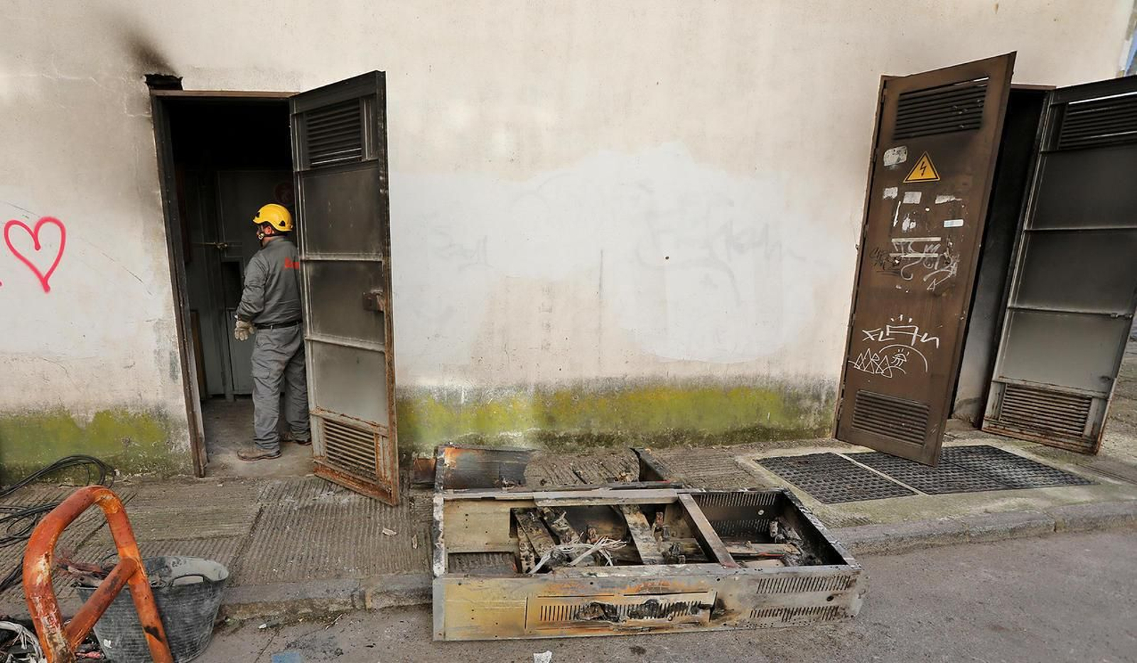 Un trabajador de la compañía eléctrica, trabajando este domingo en el Callejón de los Bolos.