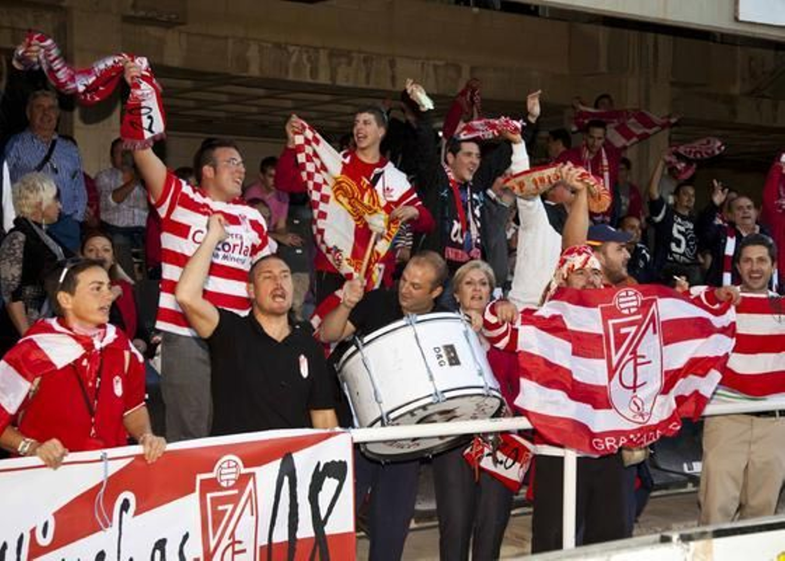 Aficionados del Granada animando en la gradas.

Foto: P.Mendez