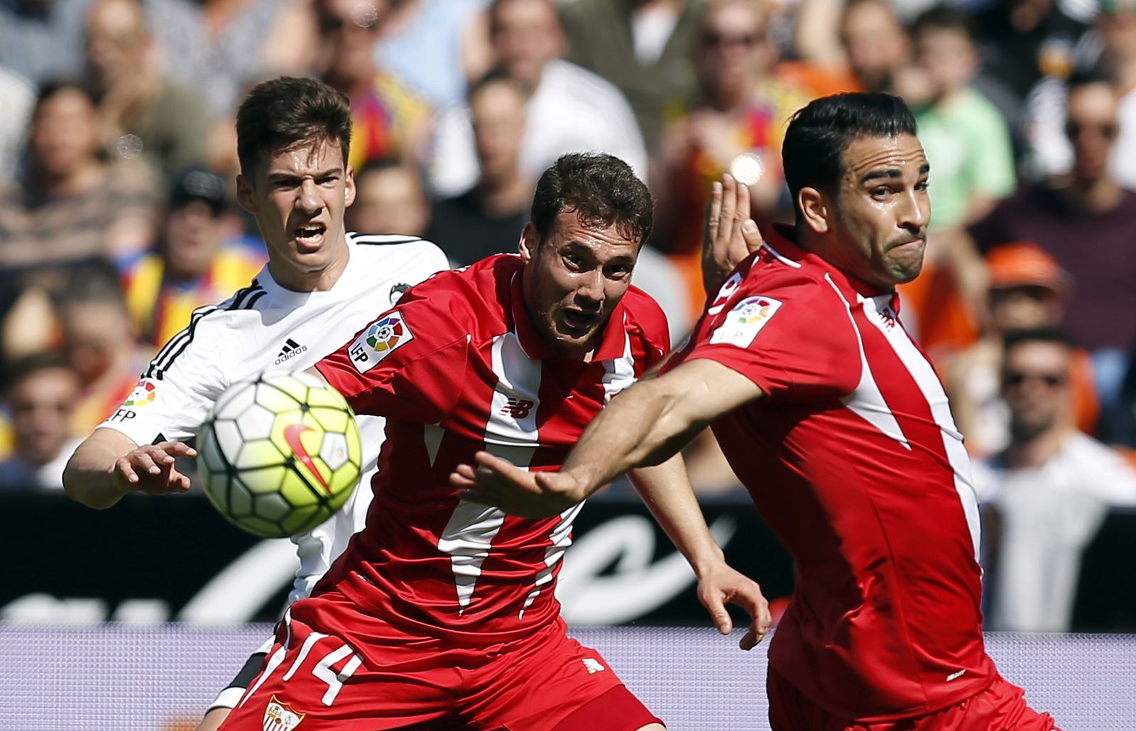 Santi Mina pugna con Cristóforo e Iborra en el último Valencia-Sevilla.