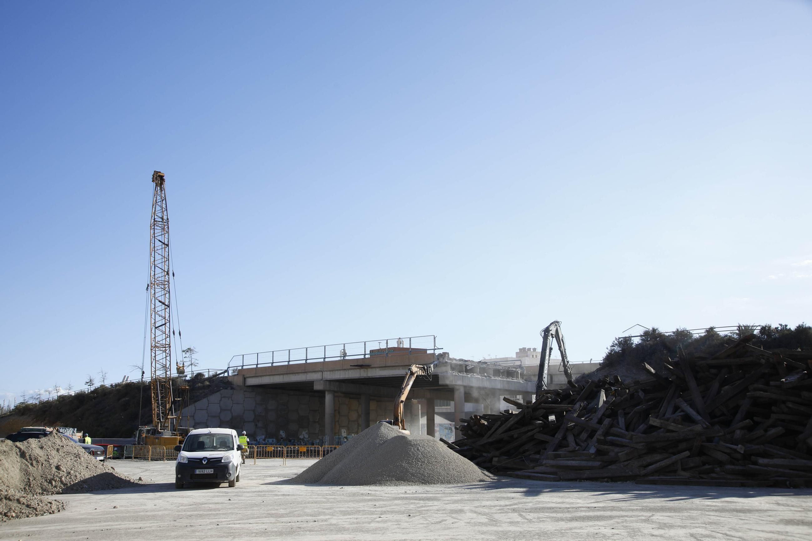 Las mejores imágenes del derribo en el puente de la autovía del aeropuerto y el túnel de La Goleta
