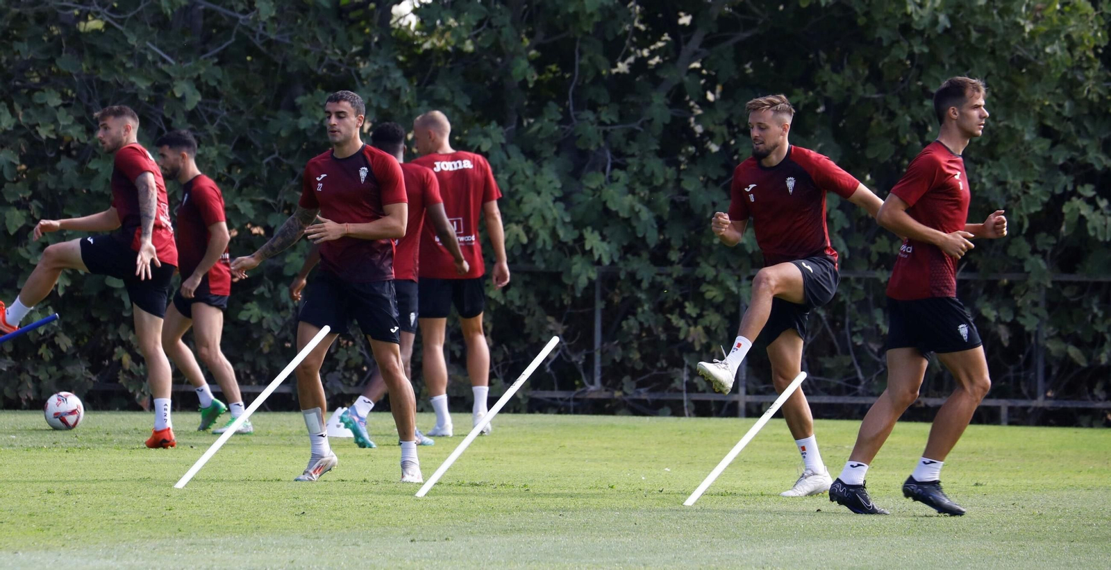 Los jugadores del Córdoba CF calientan antes de un entrenamiento en la Ciudad Deportiva. Los jugadores del Córdoba CF calientan antes de un entrenamiento en la Ciudad Deportiva.