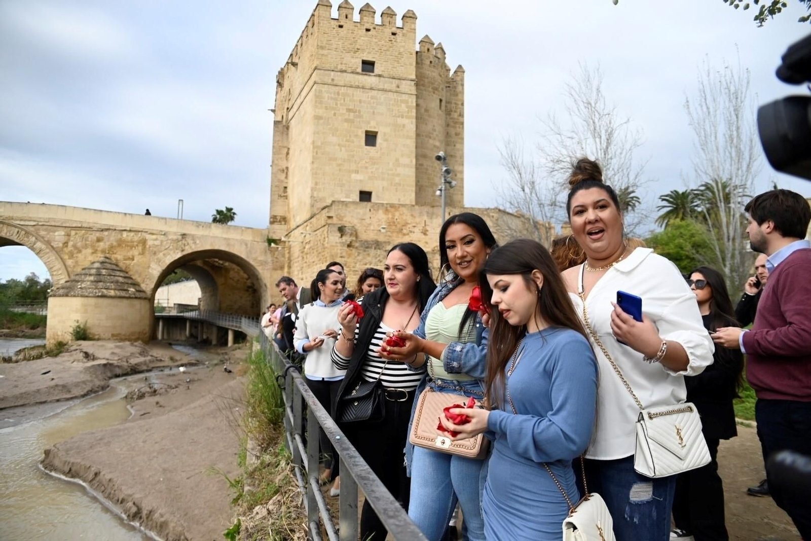 La Ceremonia del Río en Córdoba por el Día del Pueblo Gitano, en imágenes