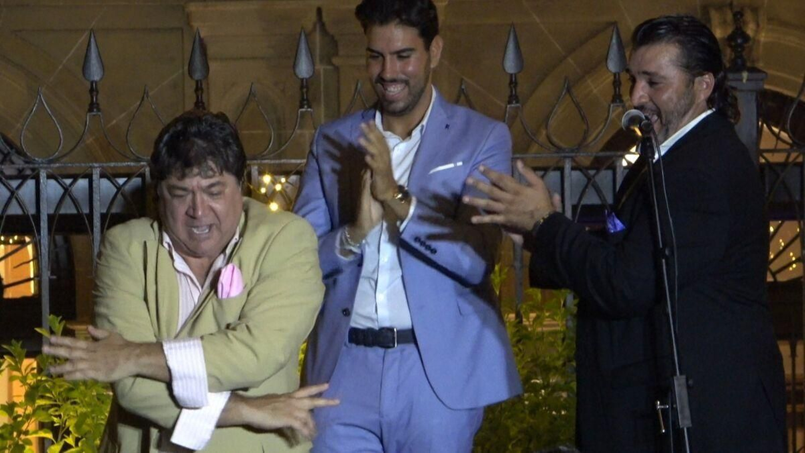 El cantaor Antonio Flores 'El Uño' da una pataíta durante una actuación.