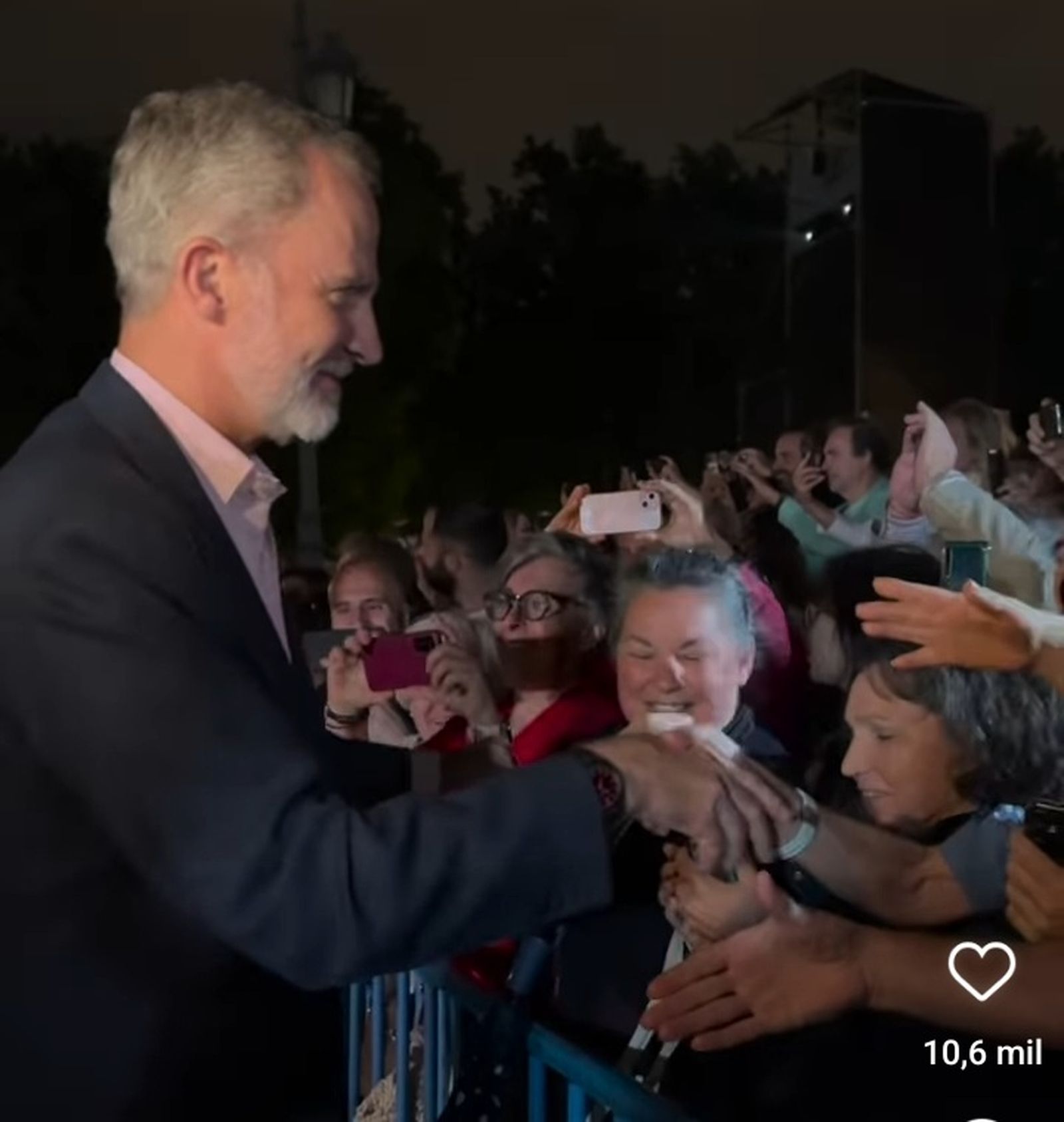 El Rey saluda al público congregado en la Plaza de Oriente este miércoles, en el vídeo compartido en Instagram