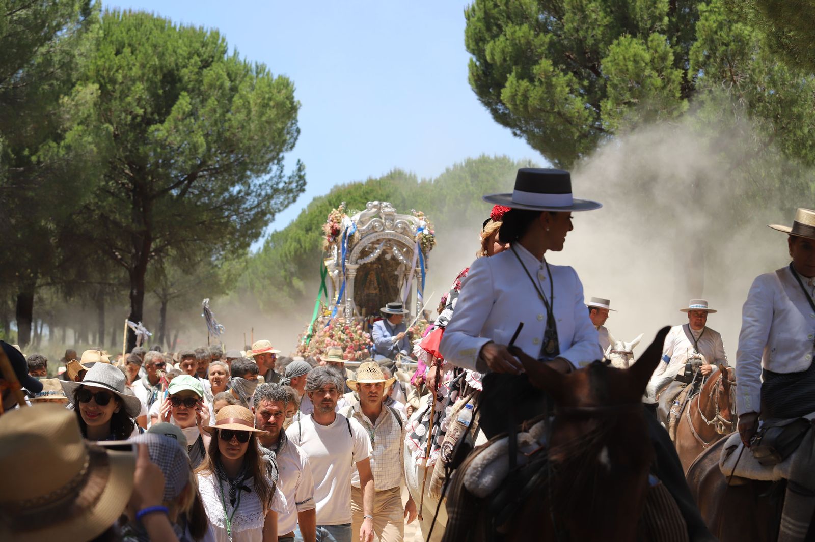 Imágenes de la Hermandad del Rocío de Huelva en el camino