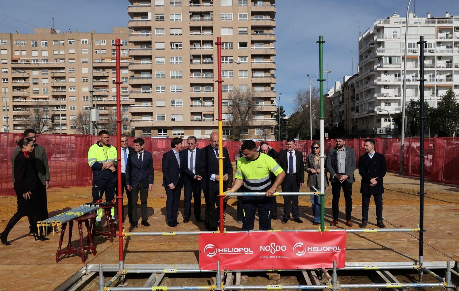 Un operario coloca el primer tubo de la Feria de 2026.