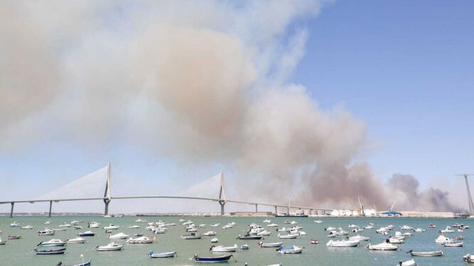 Vistas de la columna de huma vista desde la Bahía de Cádiz