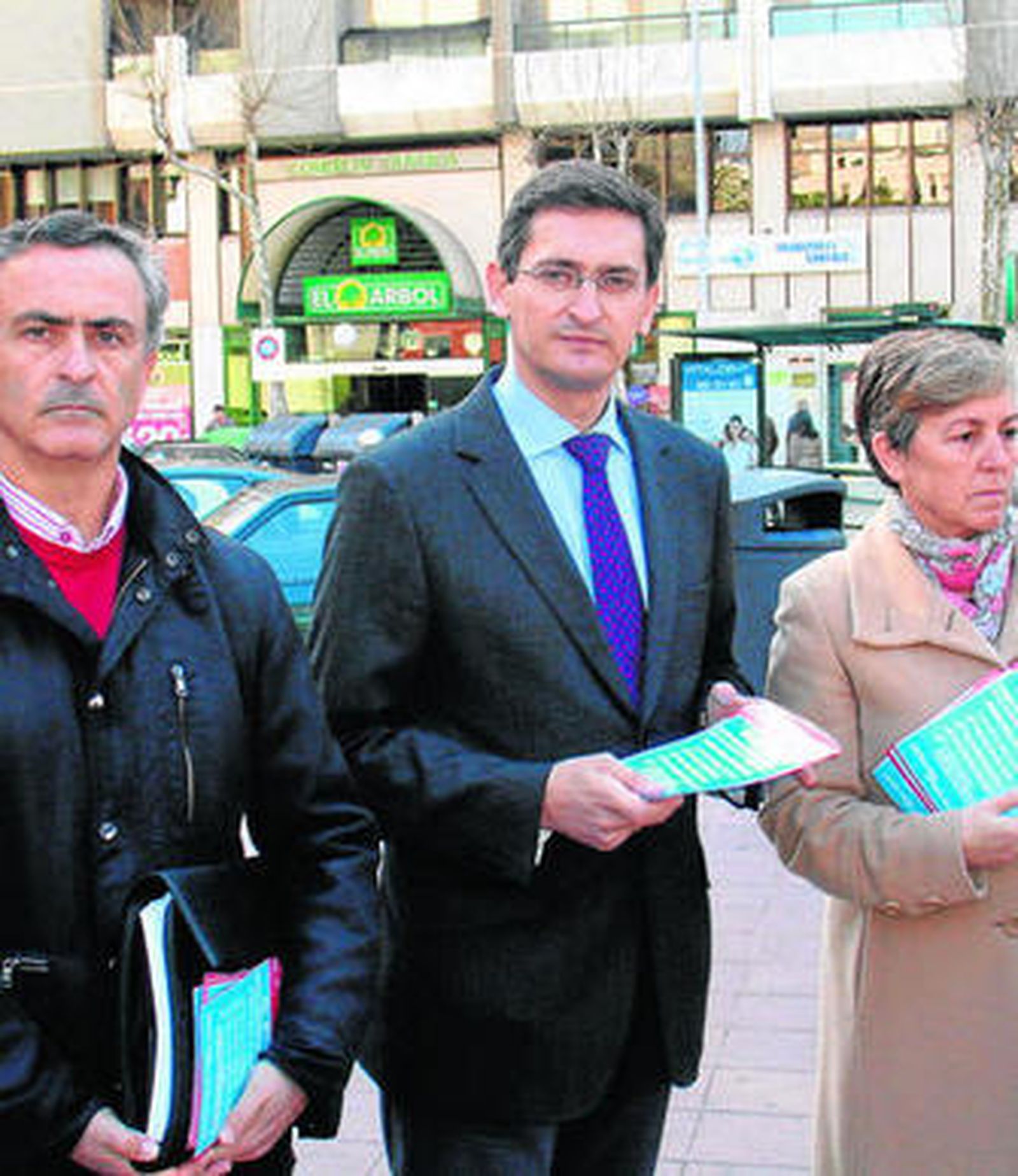 Juan Carlos Usero, José Luis Sánchez Teruel y Josefa Requena en una campaña contra la ORA.