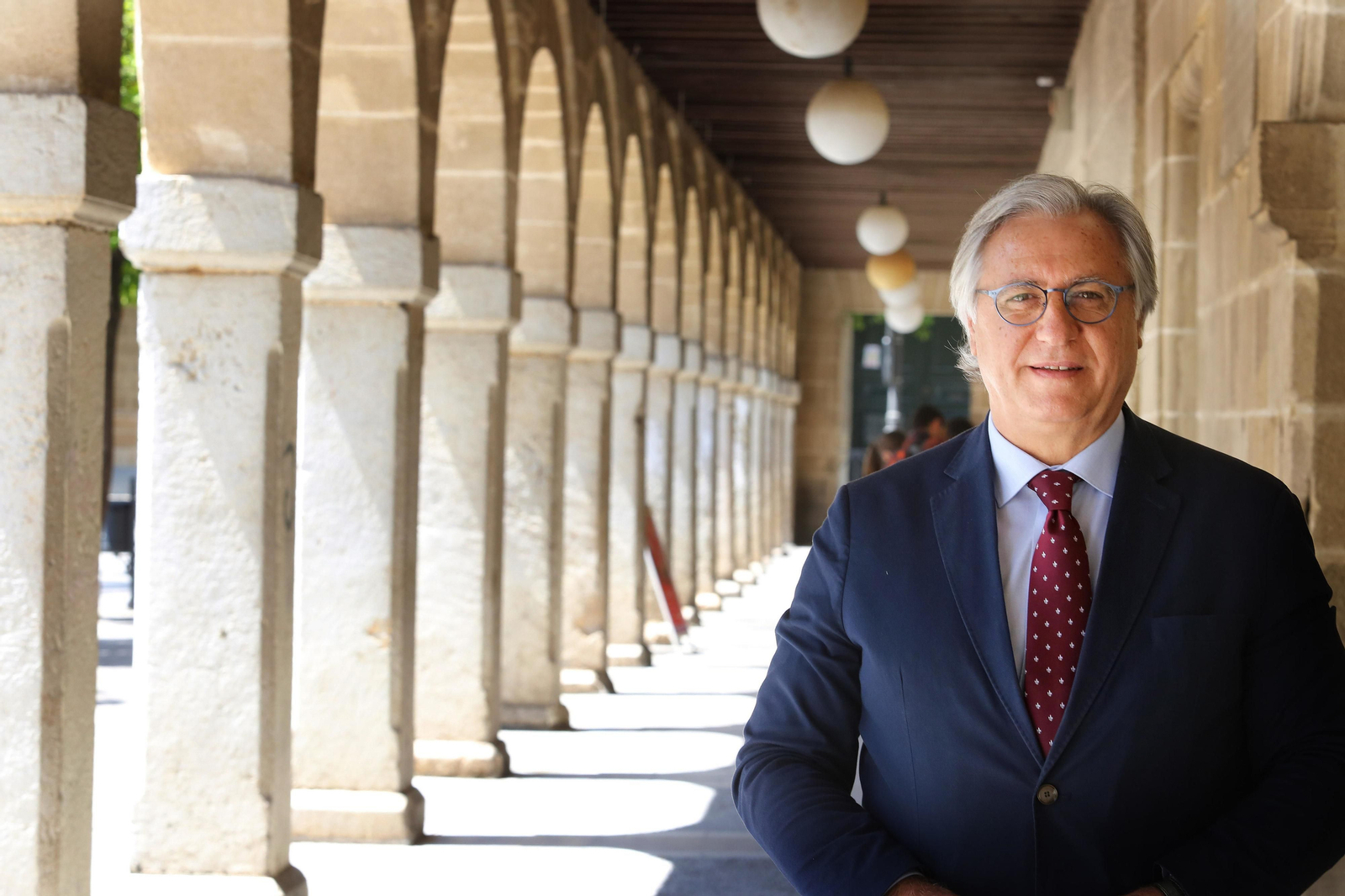 El delegado Francisco Camas posa en el edificio de los arcos de la plaza del Arenal días atrás momentos antes de la entrevista.