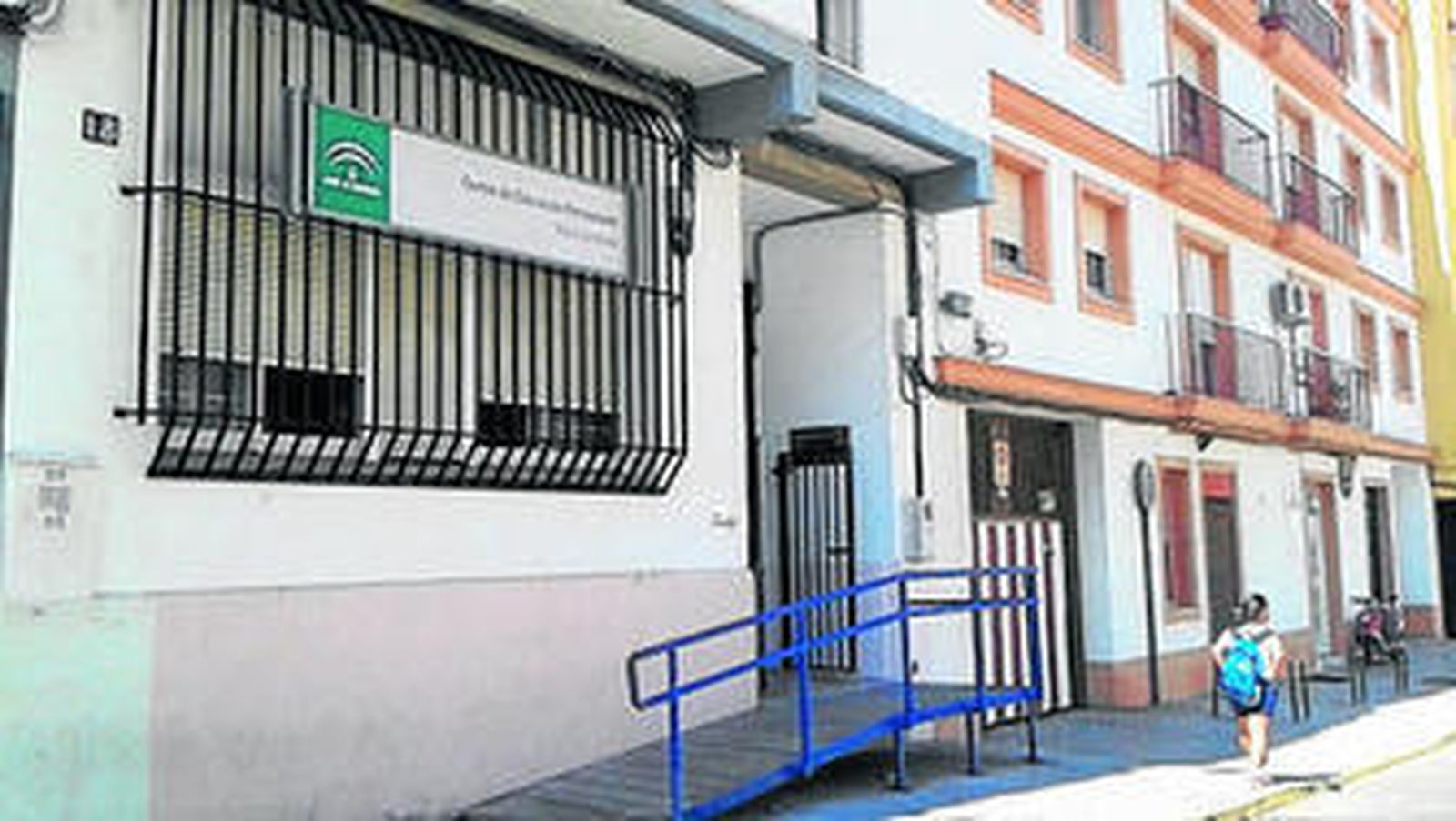 Acceso al centro de educación permanente María Zambrano, en la calle San Bruno.