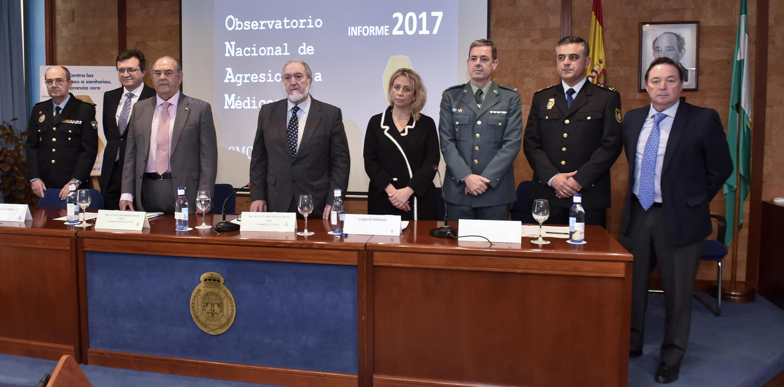El presidente del Colegio de Médicos, Juan Bautista, en el centro, acompañado por portavoces médicos y de enfermería, junto a autoridades policiales.