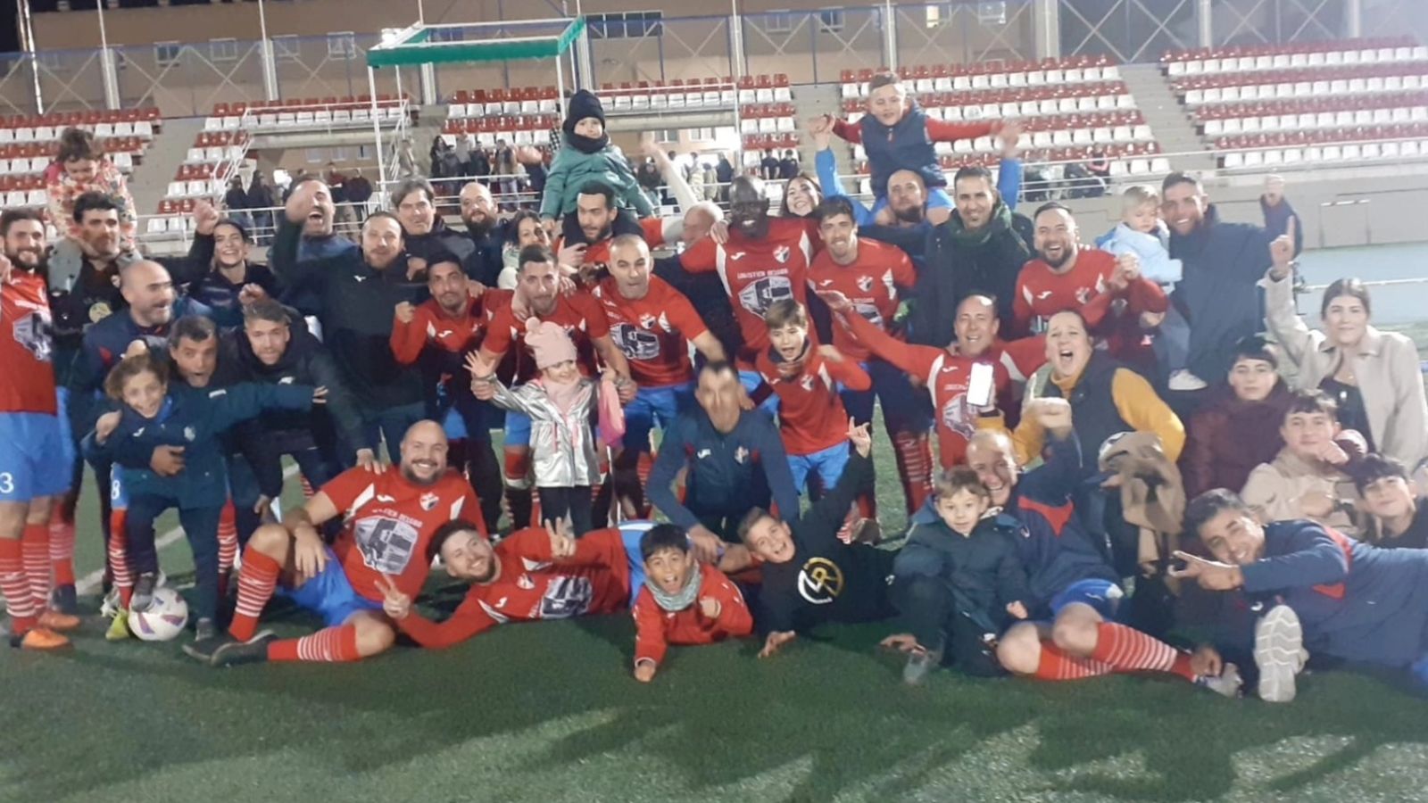 Los futbolistas y familiares celebran el triunfo.
