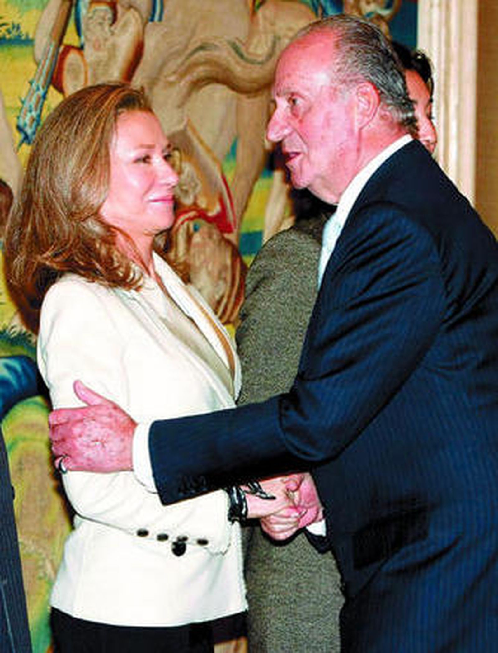 El Rey saluda a Alicia Koplowitz ayer en La Zarzuela.