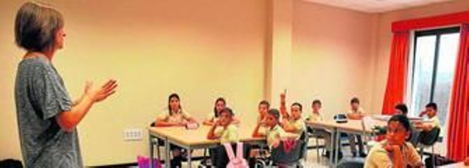 Una profesora imparte clases ayer en las nuevas instalaciones. Una profesora imparte clases ayer en las nuevas instalaciones.