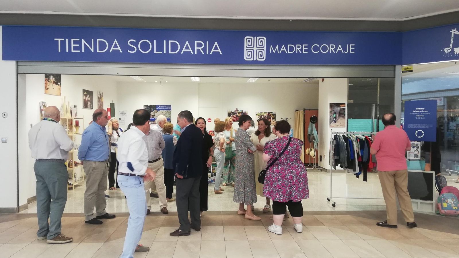 Un momento de la inauguración de la tienda solidaria de Madre Coraje.