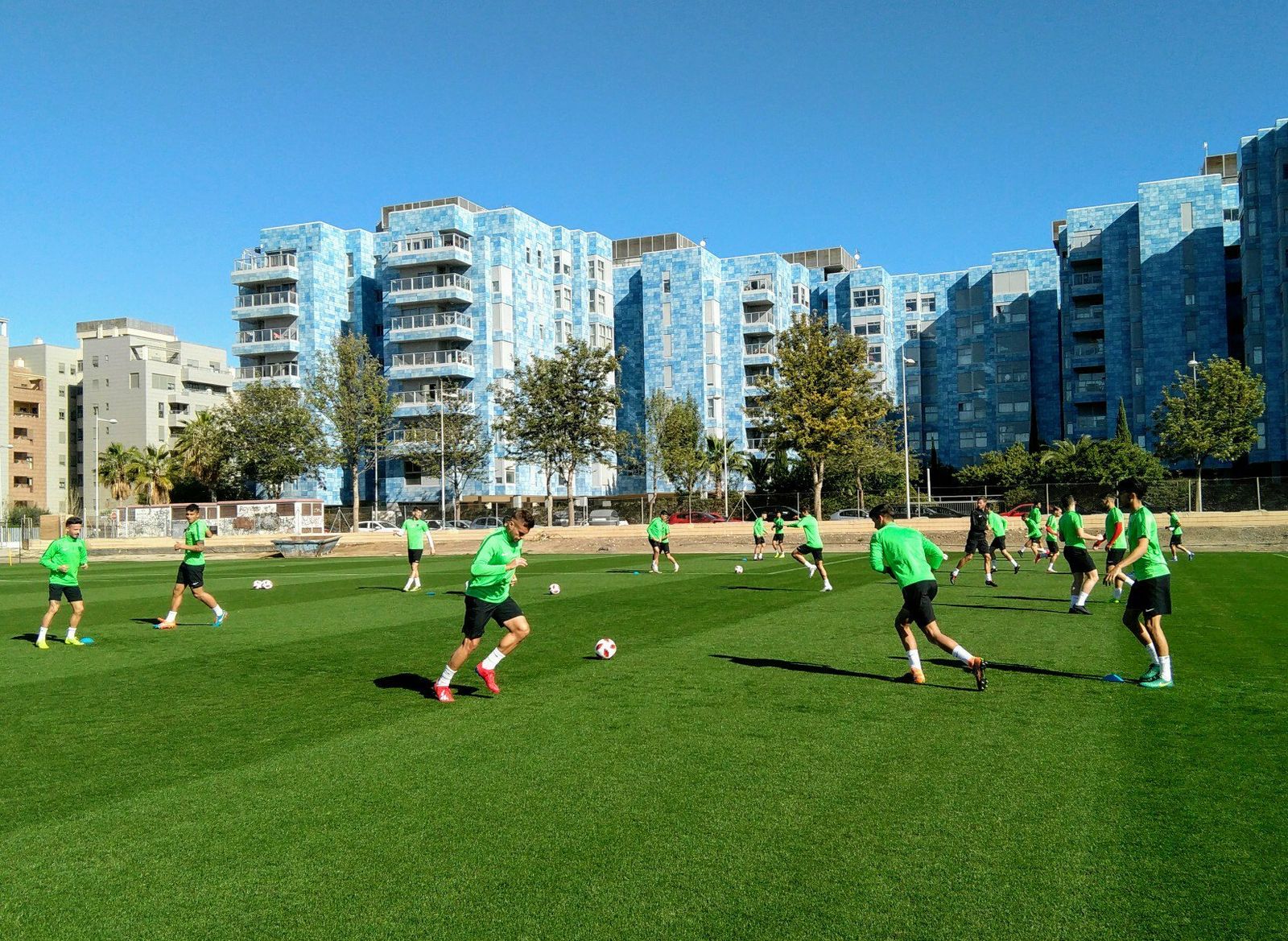 Jugadores del filial entrenando en la Vega de Acá.