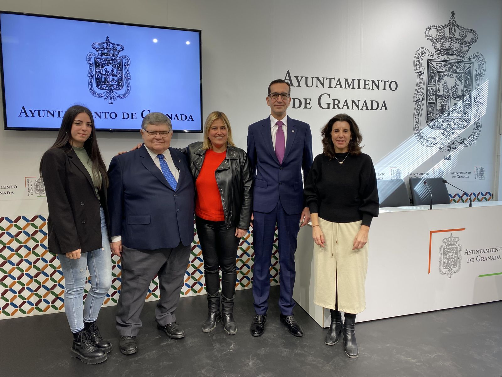 Los responsables del Ayuntamiento de Granada y de la Orden de San Juan de Dios tras firmar el acuerdo de colaboración